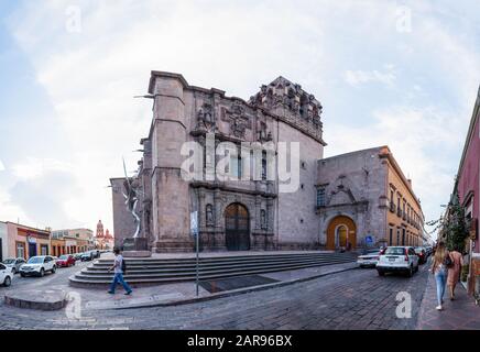 Santiago de Queretaro, Queretaro, Mexiko - 24. November 2019: Menschen, die am Templo de San Agustin spazieren gehen Stockfoto