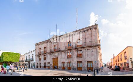 Santiago de Queretaro, Queretaro, Mexiko - 24. November 2019: Menschen, die durch das Gebäude der Delegation des Historischen Zentrums im Guerrero spazieren Stockfoto