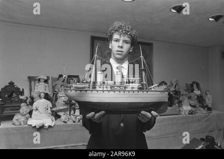 Auktion von Kinderspielzeug bei Sotheby in Amsterdam; ein windreicher Flussboot, der etwa 10.000 Gulden aufbringen sollte Datum: 28. november 1986 Ort: Amsterdam, Noord-Holland Schlüsselwörter: Auktionen Name Der Einrichtung: Sotheby's Stockfoto