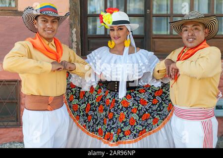 Teilnehmer an einem Straßenfest im neuen Jahr in Riobamba, Ecuador. Stockfoto