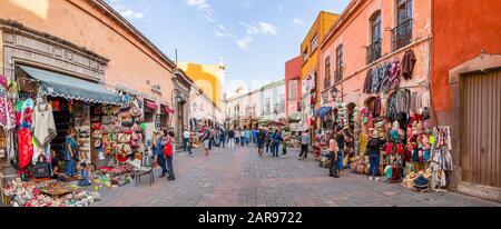 Santiago de Queretaro, Queretaro, Mexiko - 24. November 2019: Menschen, die den Tag unter den handwerklichen Geschäften im Tandador 5 de Mayo genießen Stockfoto