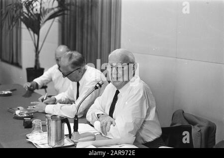 Sitzung der Älteren Partei Allgemeines Interesse; Nr. 20, 21: J. Mustard (rechts) Datum: 6. August 1970 Stichwörter: Sitzungen persönlicher Name: Ältere Partei Allgemeininteresse, J. Mustard: Evers, Joost/Anefo Stockfoto