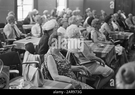 Sitzung der Älteren Partei Allgemeininteresse; ältere Frauen am Versammlungsdatum: 6. August 1970 Schlagwörter: Ältere Menschen, Treffen Personenname: Ältere Menschen Allgemeininteresse Stockfoto