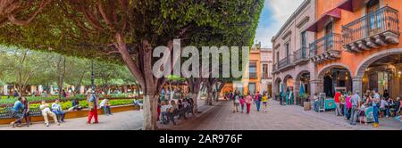 Santiago de Queretaro, Queretaro, Mexiko - 24. November 2019: Menschen, die den Tag in den Restaurants und Geschäften auf der Plaza de armas genießen Stockfoto