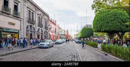 Santiago de Queretaro, Queretaro, Mexiko - 24. November 2019: Touristen und Einheimische, die die Geschäfte und Restaurants an der Straße Benito Juarez erkunden Stockfoto