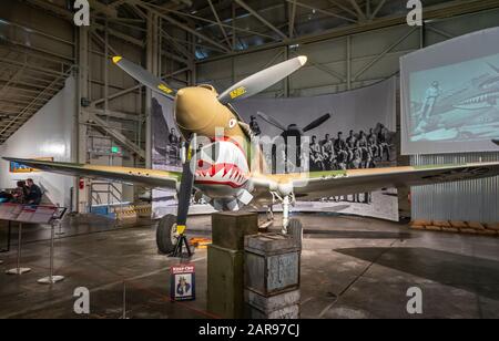 Oahu, Hawaii, USA. - 10. Januar 2020: Pearl Harbor Aviation Museum. Curtiss P-40E Warhawk steht im Hangar. Wird von Canadian Flying Tigers während betrieben Stockfoto