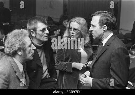 Treffen mit van Mij. Der Nederlandse Literkunde über die finanzielle Position des Schriftstellers in Kras, Amsterdam. Mies Bouhuys und H.A. Gomperts Datum: 27. Februar 1970 Ort: Amsterdam, Noord-Holland Schlüsselwörter: Autoren, Treffen persönlicher Name: Bouhuys, Mies, Gomperts, H.A. Stockfoto