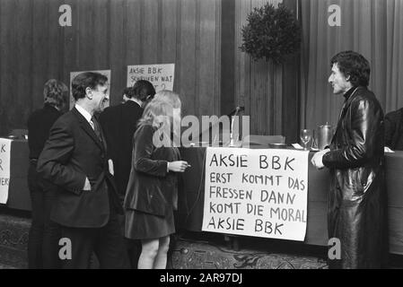 Treffen mit van Mij. Der Nederlandse Literkunde über die Finanzlage der Schriftsteller in Kras, Amsterdam. Vorstand der BBK mit Mulisch, Bouhuys und Gomperts Datum: 27. Februar 1970 Ort: Amsterdam, Noord-Holland Schlüsselwörter: Schriftsteller, Treffen persönlicher Name: Bouhuys, Mies, Gomperts, H.A., Mulisch, Harry Institutionenname: Maatschappij der Nederlandse Literkunde Stockfoto