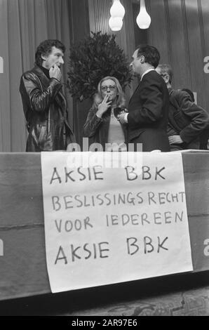 Treffen mit van Mij. Der Nederlandse Literkunde über die Finanzlage der Schriftsteller in Kras, Amsterdam. Vorstand der BBK mit Mulisch, Bouhuys und Gomperts Datum: 27. Februar 1970 Ort: Amsterdam, Noord-Holland Schlüsselwörter: Schriftsteller, Treffen persönlicher Name: Bouhuys, Mies, Gomperts, H.A., Mulisch, Harry Institutionenname: Maatschappij der Nederlandse Literkunde Stockfoto