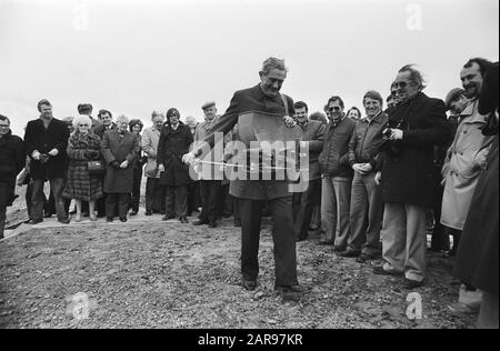 Hondsbossche Wasserwand bei Petten in Deltahöhe in 4 Jahren auf 11,5 Meter über der Meeresoberfläche fertiggestellt Datum: 18. März 1981 Ort: Caps Schlüsselwörter: Seawall, Höhenlagen Stockfoto