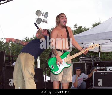 28. September: Jordan Pundik und Ian Grushka of New Found Glory treten am 28. September 2002 im Lakewood Amphitheatre in Atlanta, Georgia auf. Kredit: Chris McKay / MediaPunch Stockfoto