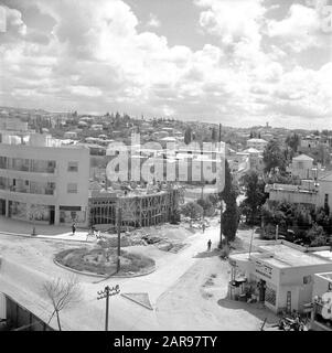 Verkehrsplatz in der Nähe der Zitrussaftfabrik Assis auf der Straße von Tel Aviv nach Haifa mit Geschäften, Wohnungen und einem im Bau befindlichen Komplex. Zum Beispiel: Zum ersten Mal: Zum ersten Mal ist das erste Mal auf der Welt. Stockfoto