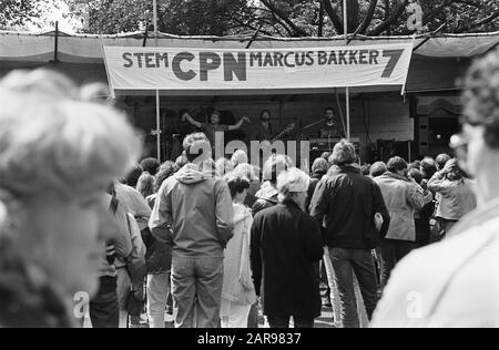 Wahltreffen CPN in Vondelpark in Amsterdam; Joop Wolff (l) und Marcus Bakker (r) während der Sitzung Datum: 24. Mai 1981 Ort: Amsterdam, Noord-Holland, Vondelpark Schlüsselwörter: Meetings, Wahlen persönlicher Name: Bakker, Marcus, Joop Wolff Stockfoto