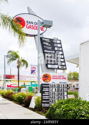 Eine Tankstelle in San Diego, CA, bietet alternative Kraftstoffe wie Ethanol und Biodiesel zusammen mit konventionellem Benzin. Stockfoto