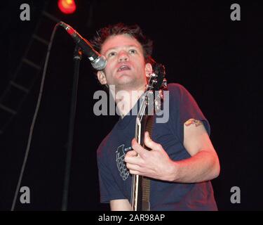 28. September: Deryck Wibley von Sum 41 tritt am 28. September 2002 im Lakewood Amphitheatre in Atlanta, Georgia auf. Kredit: Chris McKay / MediaPunch Stockfoto