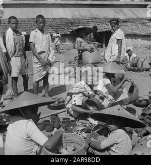 Training Infantry Depot KNIL Rantepao (Celebes) [Verkäufer von Töpfen und Pfannen auf einem Kompasser] Datum: 4. November 1948 Ort: Indonesien, Niederländische Ostindien Stockfoto