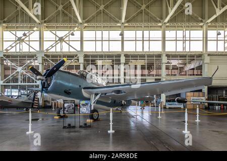 Oahu, Hawaii, USA. - 10. Januar 2020: Pearl Harbor Aviation Museum. Grumman TBF/TBM Avenger Trägerflugzeug im Hangar. Beige Wand. Natürliches Licht Stockfoto