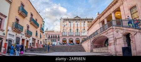 Zacatecas, Zacatecas, Mexiko - 22. November 2019: Menschen, die den Tag vor dem Fernando Calderon Theater und dem Playmohistoria Store genießen, wie zu sehen Stockfoto