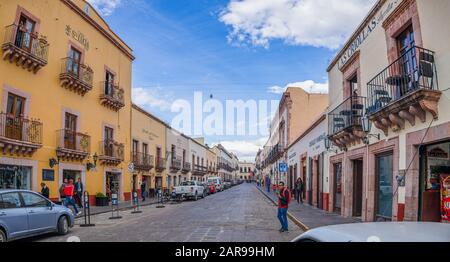 Zacatecas, Zacatecas, Mexiko - 22. November 2019: Menschen, die an den Hotels und Geschäften entlang der Hidalgo Avenue spazieren Stockfoto