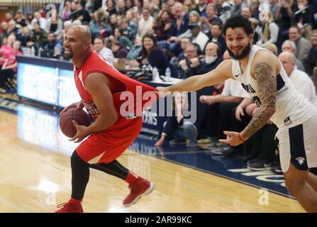 Creve Coeur, Vereinigte Staaten. Januar 2020. Los Angeles Angels Albert Pujols wird vom gegnerischen Team gebremst, da er am Sonntag, 26. Januar 2020, im Basketballspiel Albert Pujols All Stars an der Missouri Baptist University in Creve Coeur, Missouri spielt. Pujols, der die Albert Pujols Family Foundation leitet, veranstaltet das jährliche Basketballspiel, das aus denen besteht, die mit Down-Syndrom und lokalen Berühmtheiten leben. Foto von Bill Greenblatt/UPI Credit: UPI/Alamy Live News Stockfoto