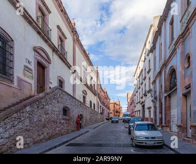 Zacatecas, Zacatecas, Mexiko - 22. November 2019: Blick auf die alten Gebäude in der Dr. Ignacio Hierro Straße Stockfoto