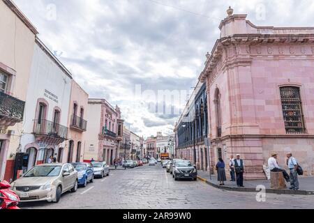 Zacatecas, Zacatecas, Mexiko - 22. November 2019: Blick auf die Tacuba Tacuba Straße, entlang des Playmohistoria Ladens Stockfoto