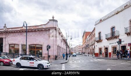 Zacatecas, Zacatecas, Mexiko - 22. November 2019: Blick auf die Hidalgo Avenue, entlang des Playmohistoria Store Stockfoto