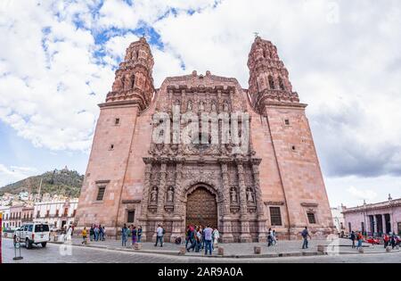 Zacatecas, Zacatecas, Mexiko - 22. November 2019: Menschen, die das Eingangstor der Zacatecas-Kathedrale erreichen Stockfoto