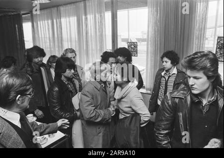 Abfahrt Schiphol von der Delegation von fünf Südmolukken zur Orientierungsfahrt nach Indonesien; Kuhuwael verabschiedet sich am 4. Februar 1978 Ort: Noord-Holland, Schiphol Schlüsselwörter: Delegierungen, Reisen, Abflüge, Flughäfen Stockfoto