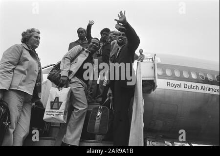 Abfahrt Schiphol von der Delegation von fünf Südmolukken zur Orientierungsfahrt nach Indonesien; Delegation auf der Treppe Datum: 4. Februar 1978 Ort: Noord-Holland, Schiphol Schlüsselwörter: Delegierungen, Reisen, Abflüge, Flughäfen Stockfoto