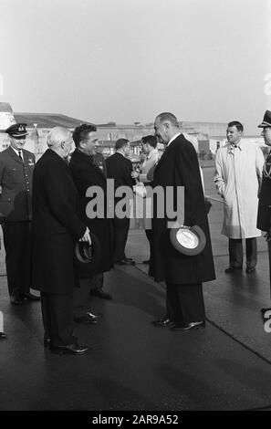 Vizepräsident Lyndon Johnson nach seiner Ankunft in den Niederlanden. Marijnen und L. Johnson grüßen sich gegenseitig Datum: 5. November 1963 Ort: Den Haag, Ypenburg, Zuid-Holland Stichwörter: Ankunft persönlicher Name: Johnson L. Stockfoto