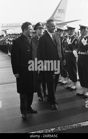 Vizepräsident Lyndon Johnson nach seiner Ankunft in den Niederlanden. Marijnen und L. Johnson während der Nationalhymne Datum: 5. November 1963 Ort: Den Haag, Ypenburg, Zuid-Holland Stichwörter: Volkslieder, Ankunft persönlicher Name: JohNGON L. Stockfoto