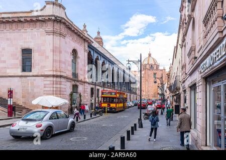 Zacatecas, Zacatecas, Mexiko - 22. November 2019: Blick auf die Tacuba-Straße in Richtung Zacatecas Kathedrale und Playmohistoria Store Stockfoto