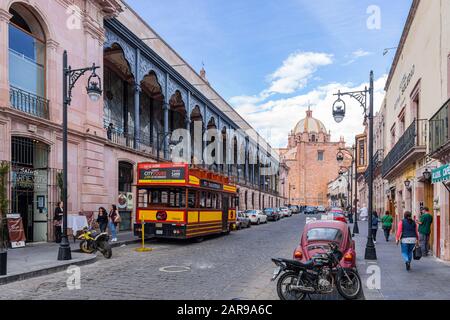 Zacatecas, Zacatecas, Mexiko - 22. November 2019: Blick auf die Tacuba-Straße in Richtung Zacatecas Kathedrale und Playmohistoria Store Stockfoto