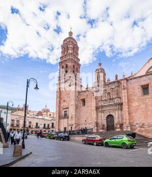 Zacatecas, Zacatecas, Mexiko - 22. November 2019: Touristen, die auf der Straße Candelario Huizar neben der Zacatecas-Kathedrale spazieren gehen Stockfoto