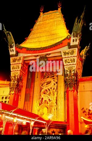 Das Mann's Chinese Theatre ist ein Kino am 6925 Hollywood Boulevard in Hollywood. Es befindet sich entlang des historischen Hollywood Walk of Fame. Das chinesische Theater wurde nach dem Erfolg des nahe gelegenen Grauman's Egyptian Theatre, das 1922 eröffnet wurde, in Auftrag gegeben. Stockfoto