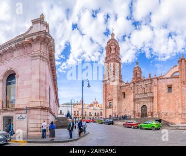 Zacatecas, Zacatecas, Mexiko - 22. November 2019: Touristen, die auf der Straße Candelario Huizar neben der Zacatecas-Kathedrale spazieren gehen Stockfoto