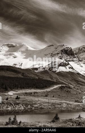 Columbia Icefield mit Schnee bedeckt die Berge in Banff-Jasper-Nationalpark, Kanada. Stockfoto