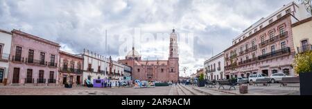 Zacatecas, Zacatecas, Mexiko - 22. November 2019: Die Kathedrale mit dem Palast der Staatsregierung, entlang der Hidalgo Avenue auf der Plaza de Armas Stockfoto