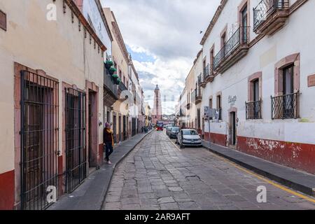 Zacatecas, Zacatecas, Mexiko - 22. November 2019: Blick auf die Hidalgo Avenue in Richtung Zacatecas Kathedrale Stockfoto