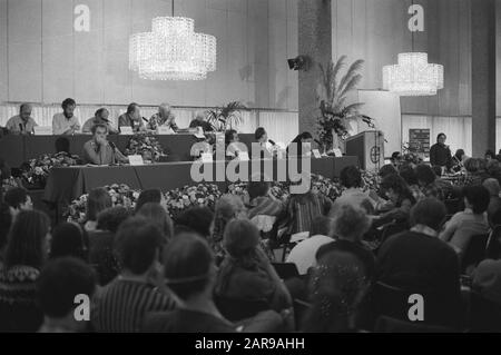 Viertes Russel Tribunal über die Rechte der Indianer in Nord- und Südamerika in De Doelen in Rotterdam, Überblick während des Tribunals Datum: 24. november 1980 Ort: Rotterdam, Zuid-Holland Schlüsselwörter: Tribunals Institutionenname: Doelen, The, Russell Tribunal Stockfoto