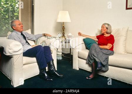 Ein Psychotherapeut unterhält sich mit einem Patienten in seinem Büro in Südkalifornien. Stockfoto