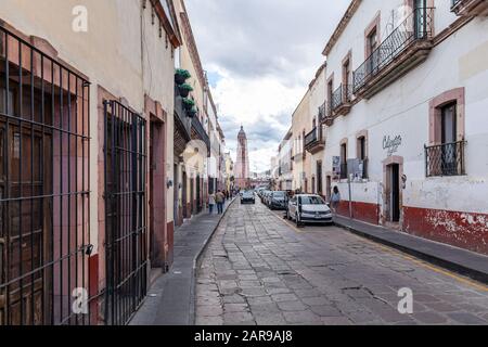 Zacatecas, Zacatecas, Mexiko - 22. November 2019: Blick auf die Hidalgo Avenue in Richtung Zacatecas Kathedrale Stockfoto