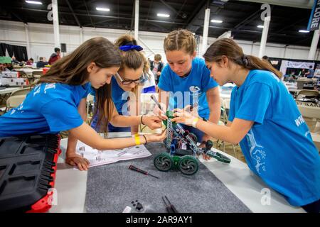 Ein Multiracial High-School-Mädchen-Team stellt einen Roboter bei einem High-Tech-Wettbewerb in Costa Mesa, CA, zusammen. Stockfoto