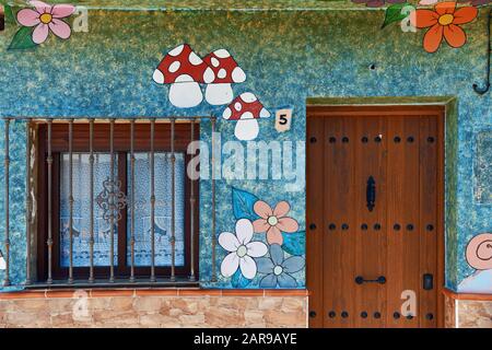 Blaues Dorf Juzcar Straßenblick in Spanien. Stockfoto