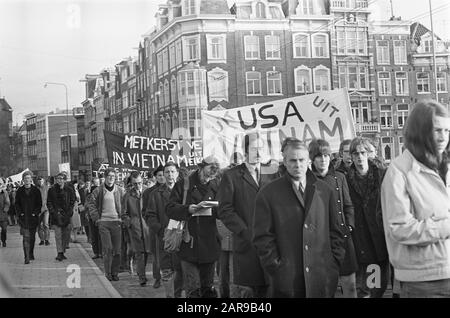 Vietnam-Demonstration in Amsterdam. Die Prozession mit Spandex Datum: 26. Dezember 1967 Ort: Amsterdam, Vietnam Schlüsselwörter: Spandoken, Prozession Stockfoto