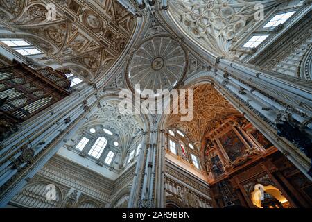 Super Decke Muster mit Innenansicht der Moschee-Kathedrale von Córdoba Spanien Stockfoto