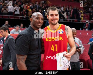 Peking, China. September 2019. DATEIBILD: News 26. Januar 2020 Kobe Bryant Dead Kobe Bryant wird bei einem Hubschrauberabsturz in Calabasas California USA getötet. Juancho HERNANGOMEZ von Goldmedaillengewinnern Spanien, stoppt für ein selfie mit Kobe Bryant (der seine Matchschuhe autographierte) nach dem Finale - Argentinien gegen Spanien in Peking.September, 15. 2019.Alamy Live News/Jayne Russell. Credit: Jayne Russell/Alamy Live News Stockfoto