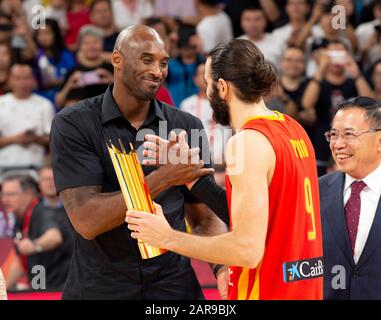 Peking, China. September 2019. DATEIBILD: News 26. Januar 2020 Kobe Bryant Dead Kobe Bryant wird bei einem Hubschrauberabsturz in Calabasas California USA getötet. Der WCB-Botschafter gratuliert Ricky Rubio zum Sieg beim Finale der Basketball-Weltmeisterschaft - Argentinien gegen Spanien in Peking.September, 15. 2019.Alamy Live News/Jayne Russell. Credit: Jayne Russell/Alamy Live News Stockfoto