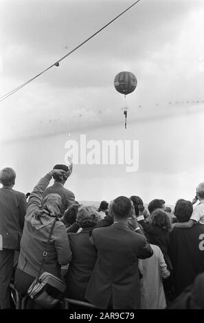 Fliegende Party auf Terlet. Anmerkung zum Luftballon: Nationaler Luftsporttag des KNVVL t.g.v. sein 60. Jahrestag Datum: 9. september 1967 Ort: Gelderland, Terlet Schlüsselwörter: Luftfahrt, Luftfahrt zeigt Stockfoto